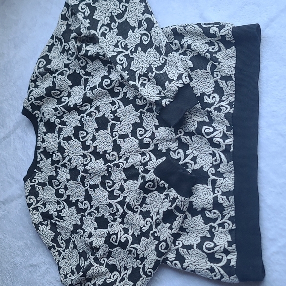 Forever 21|Black and White Floral Sweatshirt|Women's Size Small - Picture 5 of 5